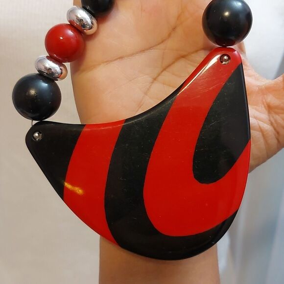 Vintage Red Black Oversized Plastic Pendant Beaded Statement Necklace - Picture 6 of 6